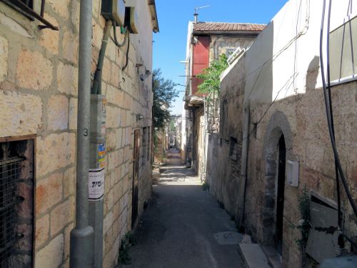 Jerusalem Trail: Nahlaot neighborhood, alleyway, arches - © Deniz Bensason