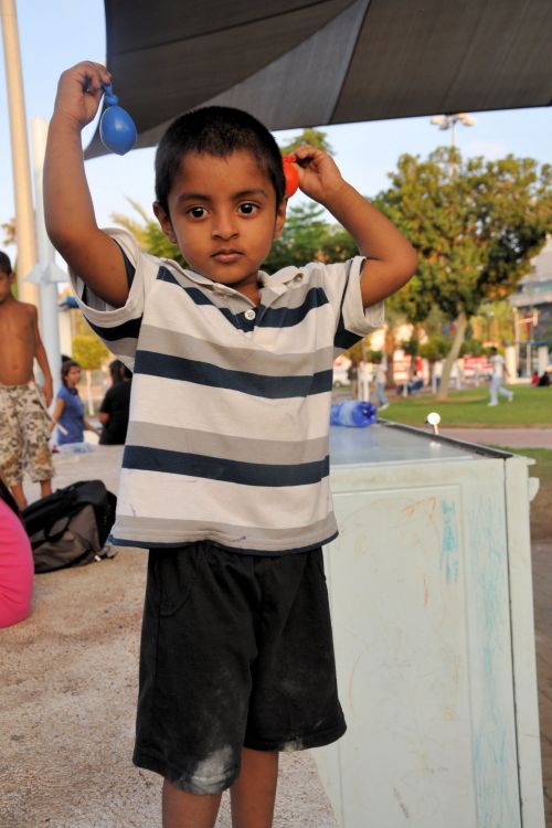 Israel: Children in Israel - Lewinsky Garden, South Tel-Aviv - Boy with two waterballoons